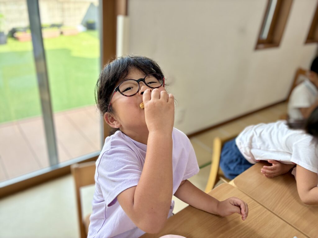 自分で作ったクッキーを味わうこども