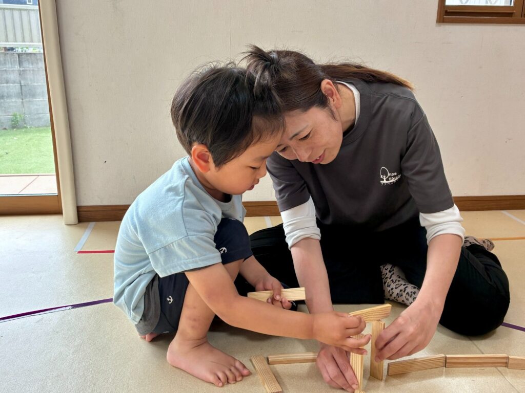 鹿児島市・日置市からこどもたちが通う児童発達支援事業所（療育支援事業所）アナベルキッズで、 カプラで線路を作るこども