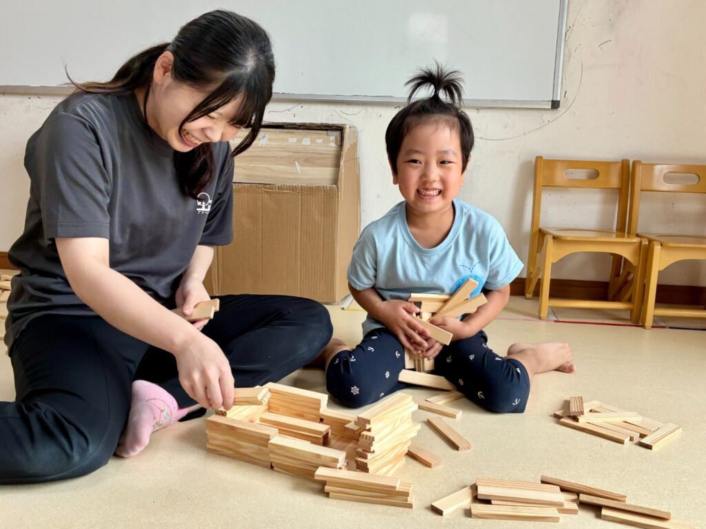 鹿児島市・日置市からこどもたちが通う児童発達支援事業所（療育支援事業所）アナベルキッズで、 カプラで線路を作る笑顔のこども