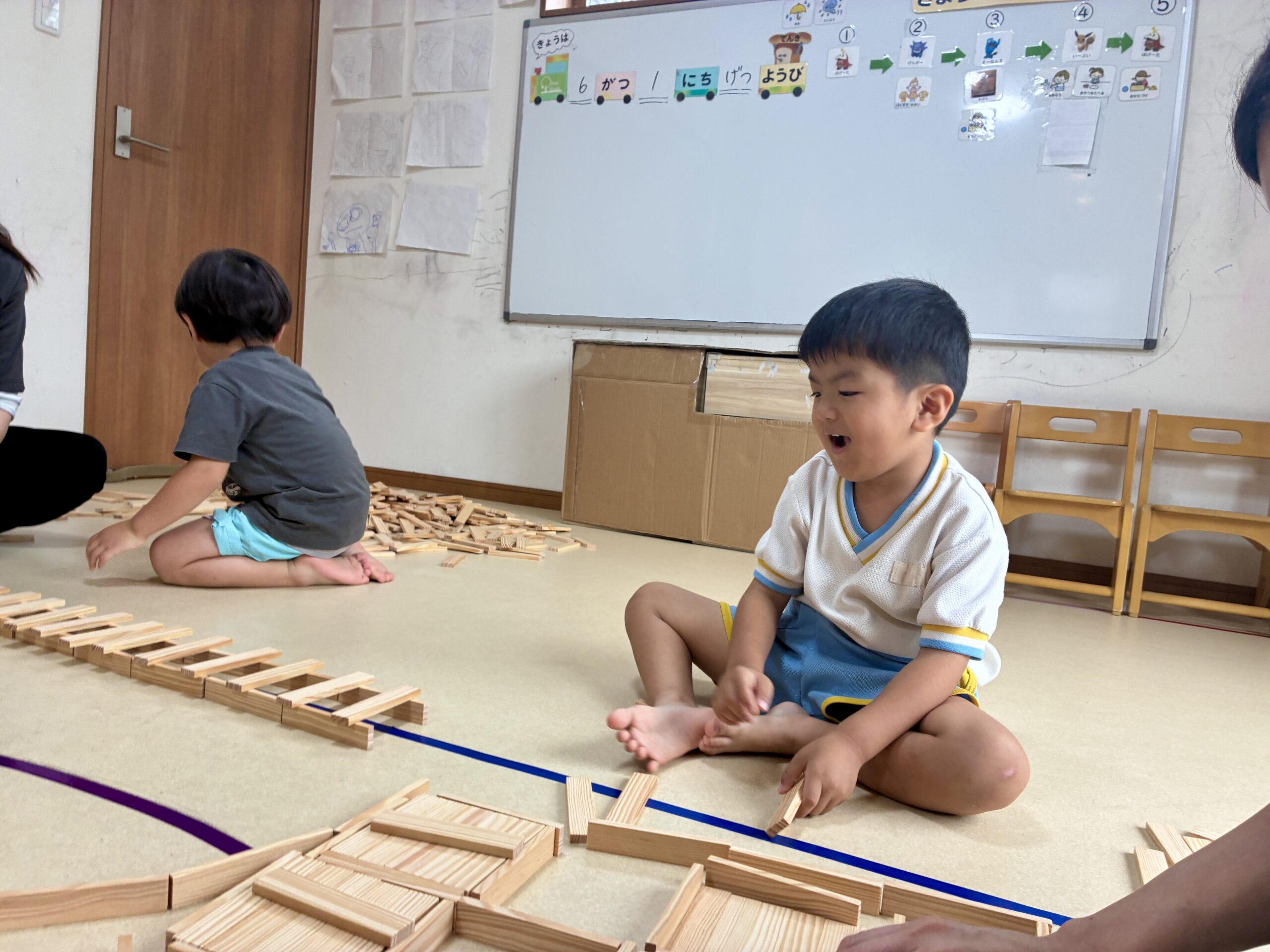 鹿児島市・日置市からこどもたちが通う児童発達支援事業所（療育支援事業所）アナベルキッズで、 カプラで線路を作るこども