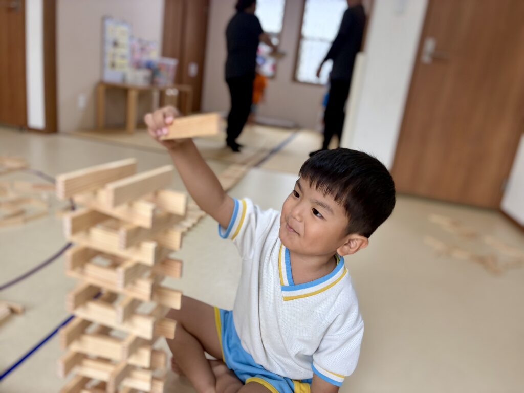 鹿児島市・日置市からこどもたちが通う児童発達支援事業所（療育支援事業所）アナベルキッズで、 高いタワー作りに挑戦するこども