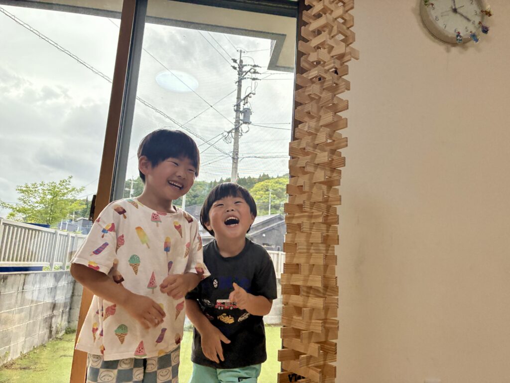 鹿児島市・日置市からこどもたちが通う児童発達支援事業所（療育支援事業所）アナベルキッズで、 カプラで作った高いタワーを見上げて喜ぶこどもたち