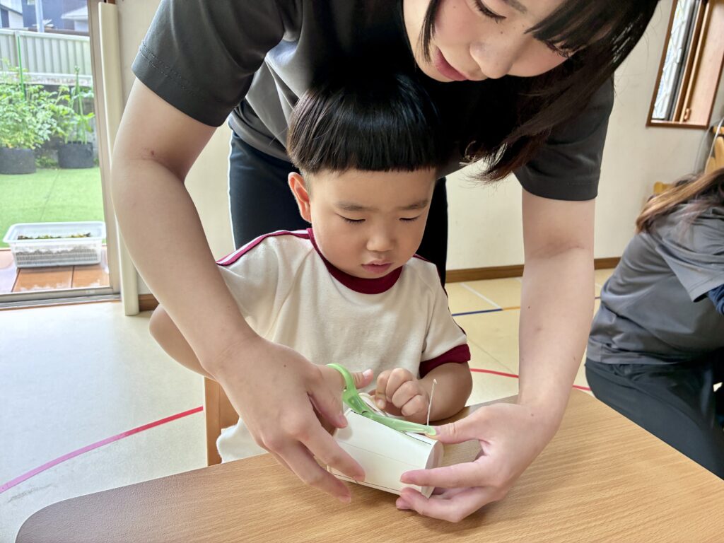 鹿児島市・日置市からこどもたちが通う児童発達支援事業所（療育支援事業所）アナベルキッズで、 職員と一緒に取り組んでいる写真