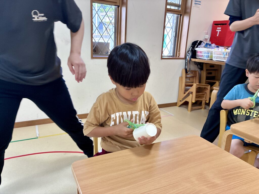 鹿児島市・日置市からこどもたちが通う児童発達支援事業所（療育支援事業所）アナベルキッズで、 はさみで紙コップを切っている写真