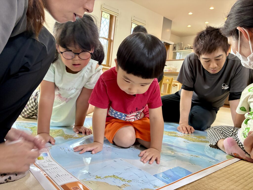 鹿児島市・日置市からこどもたちが通う児童発達支援事業所(療育支援事業所)アナベルキッズで、 地図を囲んで考えている。