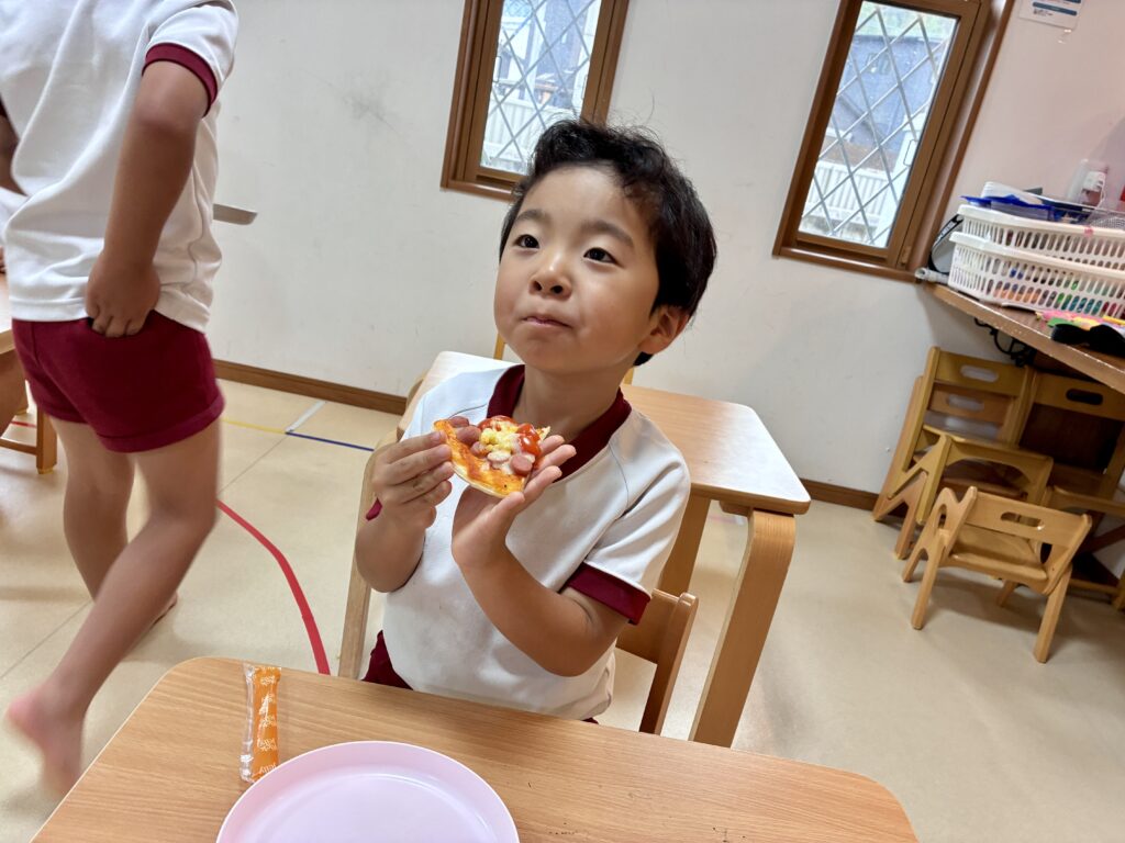 鹿児島市・日置市からこどもたちが通う児童発達支援事業所(療育支援事業所)アナベルキッズで、 自分で作ったピザを食べておいしさを伝えるこども