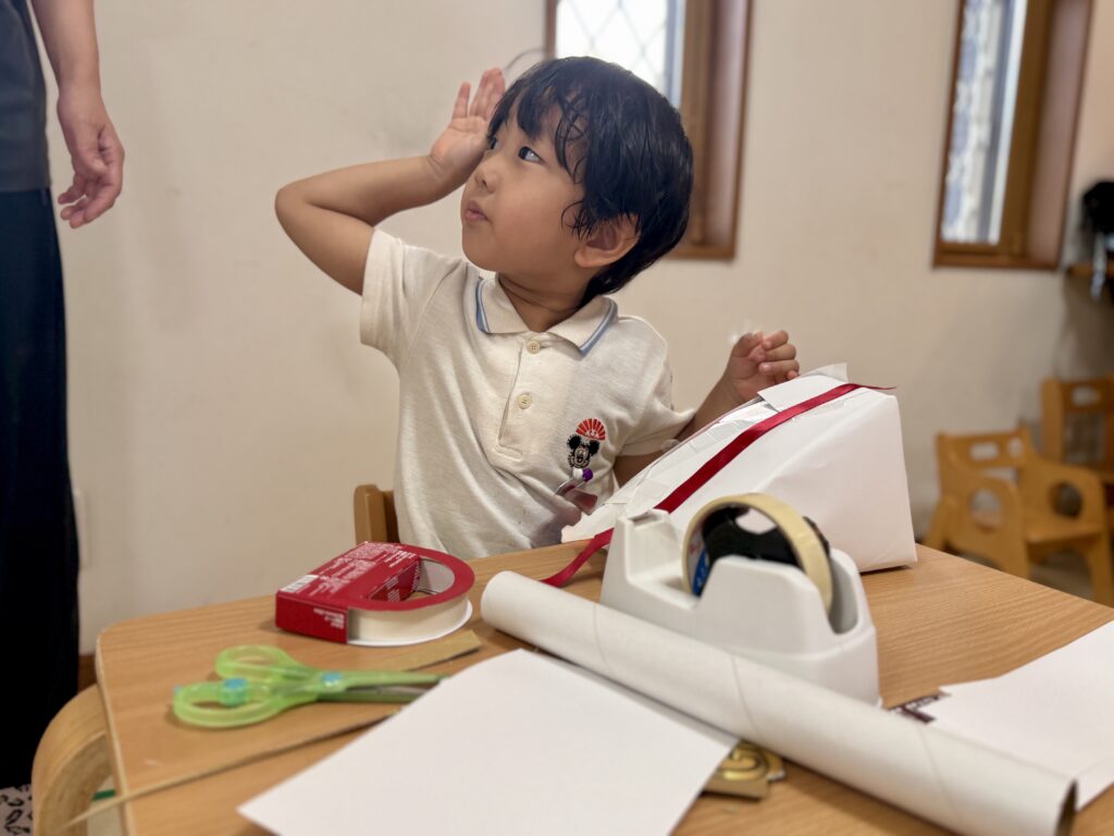 鹿児島市の児童発達支援でお友達が困っているときに手を挙げて知らせてくれる様子