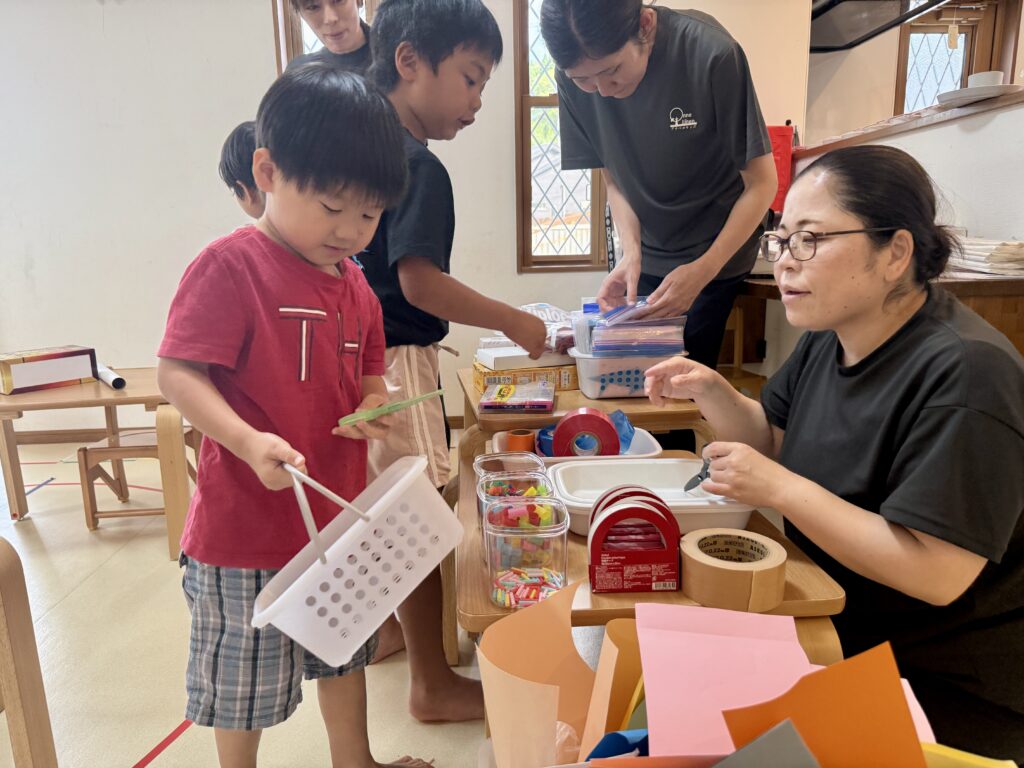 鹿児島市の児童発達支援で身近な材料を使って製作活動に取り組む様子