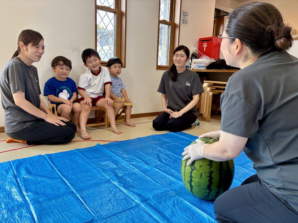 こどもたちの前に置かれた大きなスイカ
