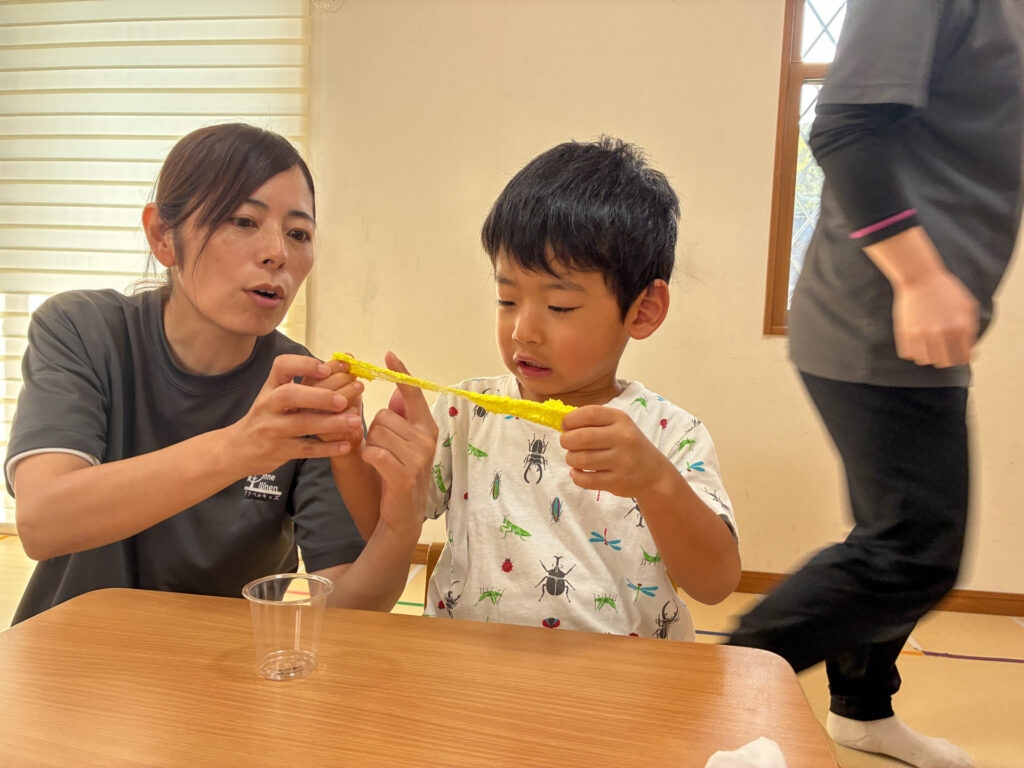 つぶつぶ粘土でアイスクリーム・パフェ作りの様子