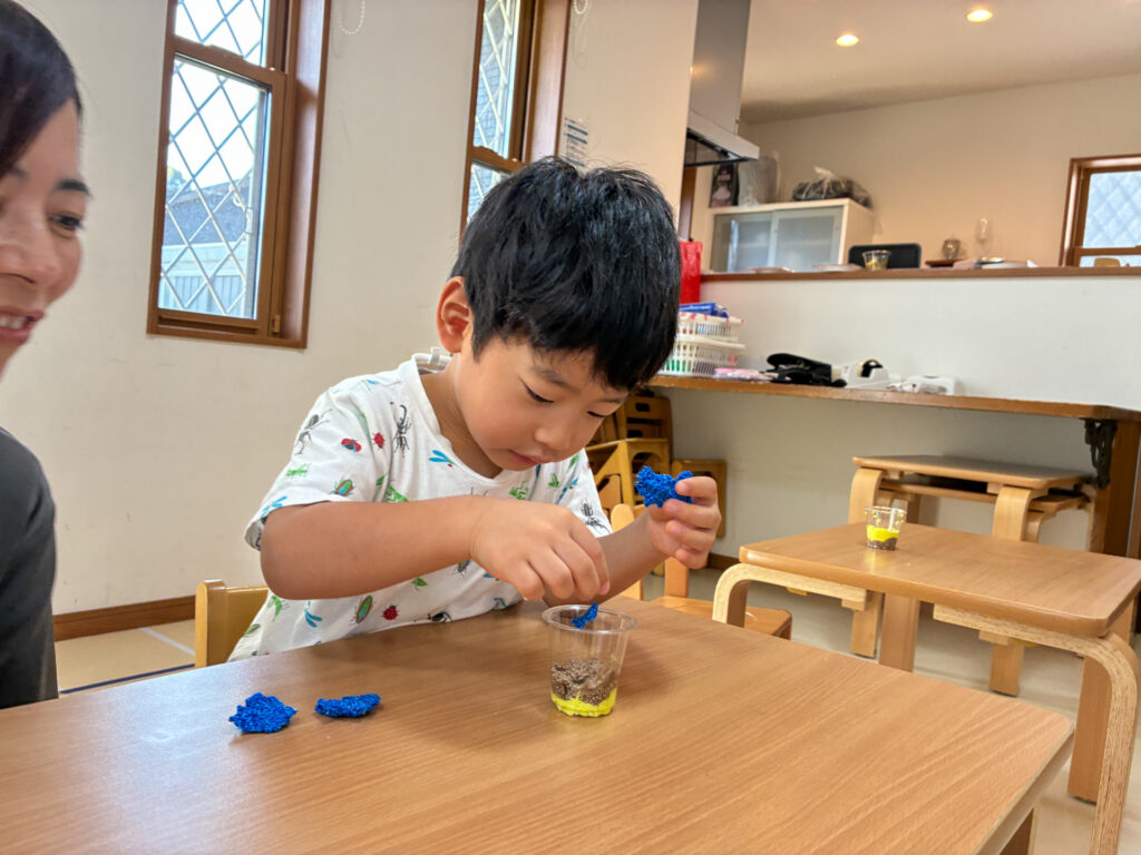つぶつぶ粘土でアイスクリーム・パフェ作りの様子