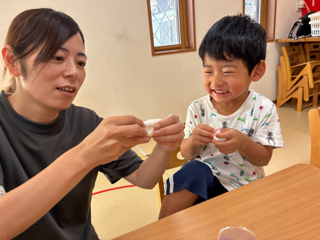 つぶつぶ粘土でアイスクリーム・パフェ作りの様子