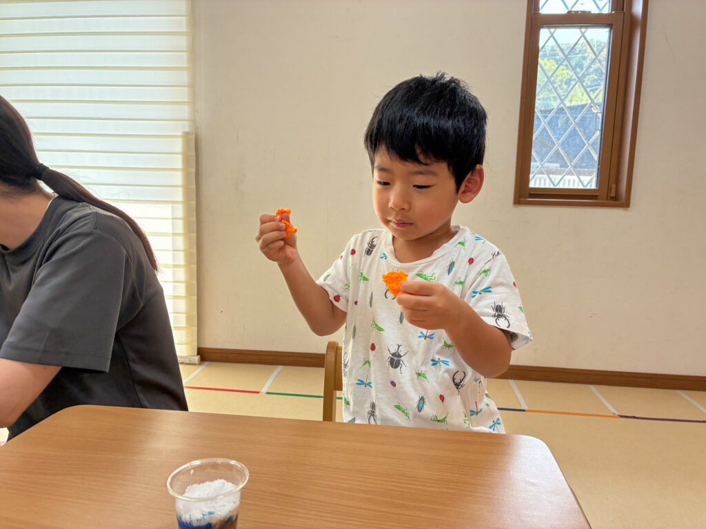 つぶつぶ粘土でアイスクリーム・パフェ作りの様子