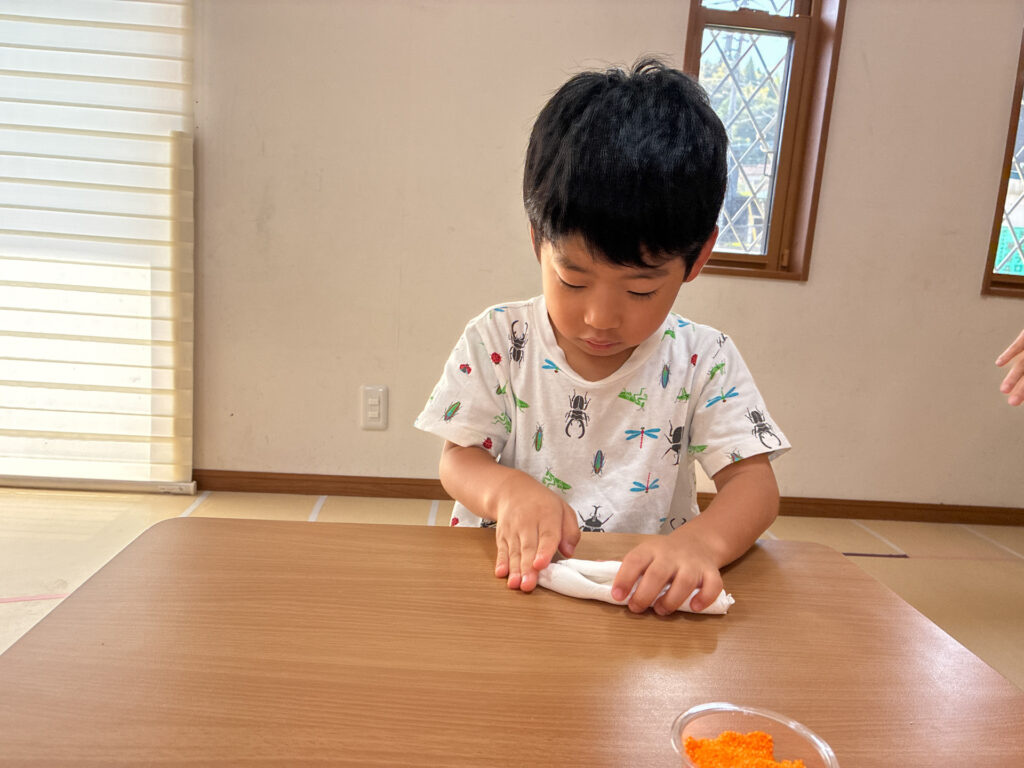 つぶつぶ粘土でアイスクリーム・パフェ作りの様子