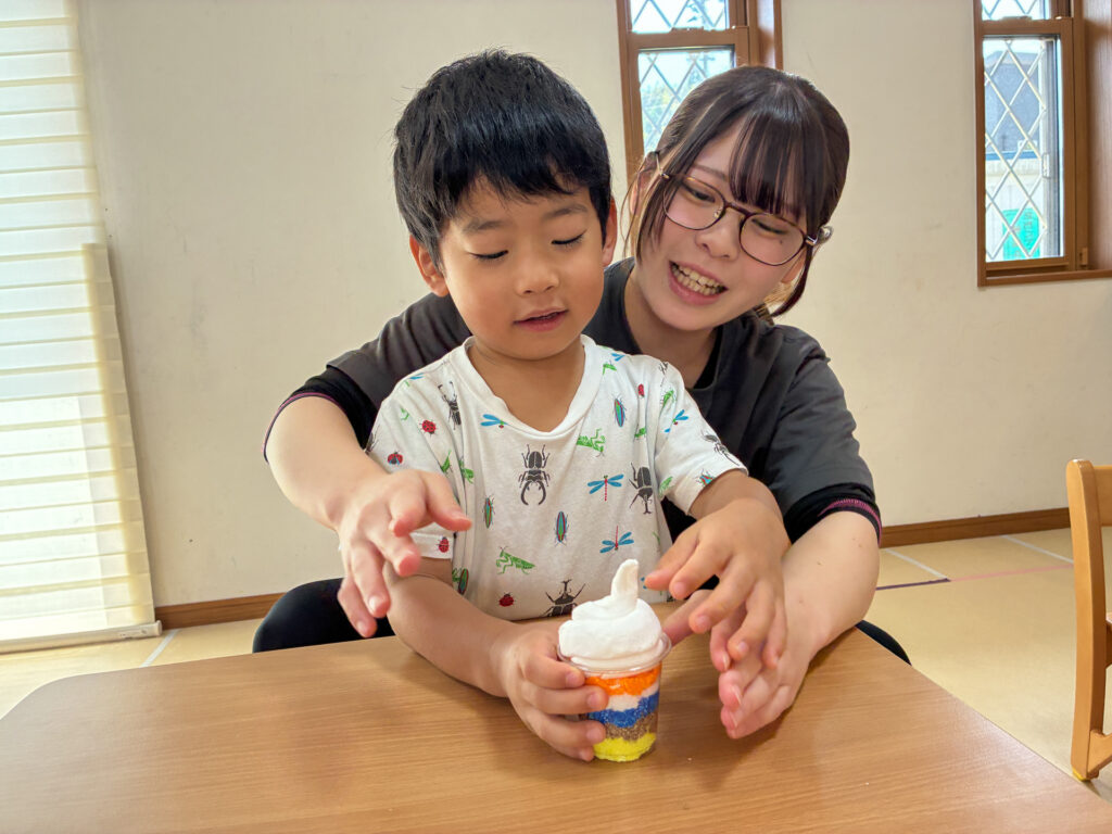 つぶつぶ粘土でアイスクリーム・パフェ作りの様子