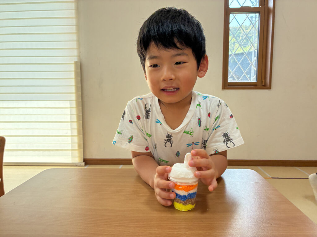 つぶつぶ粘土でアイスクリーム・パフェ作りの様子