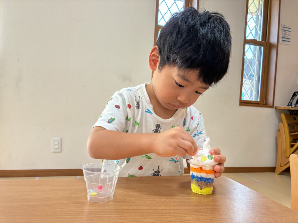 つぶつぶ粘土でアイスクリーム・パフェ作りの様子