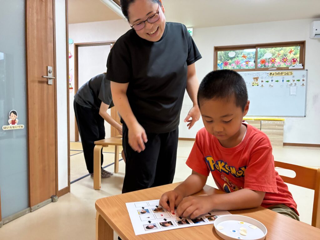 お友達のマークのマッチング遊びの様子