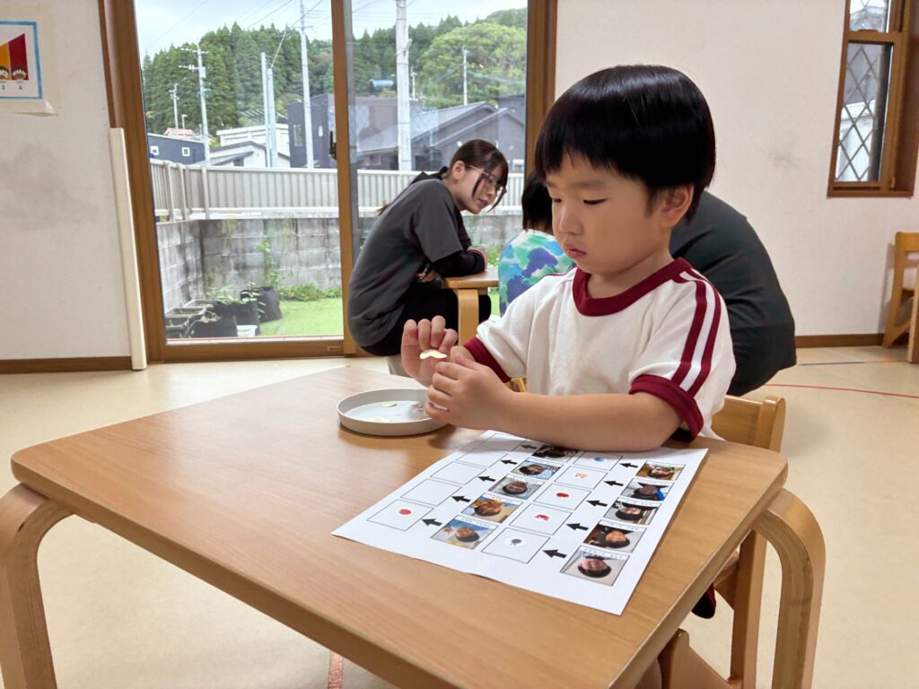 お友達のマークのマッチング遊びの様子