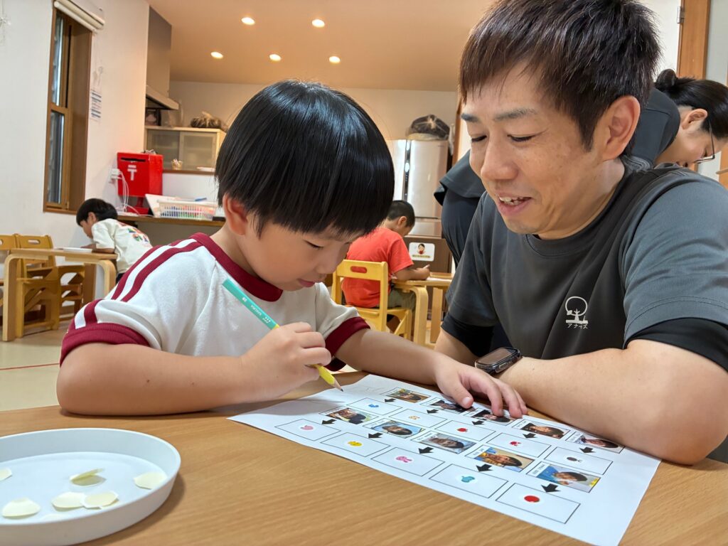 お友達のマークのマッチング遊びの様子