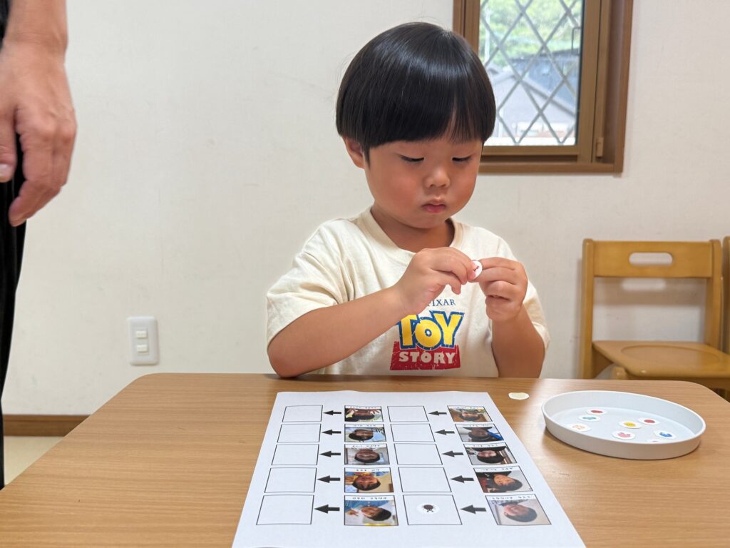 お友達のマークのマッチング遊びの様子