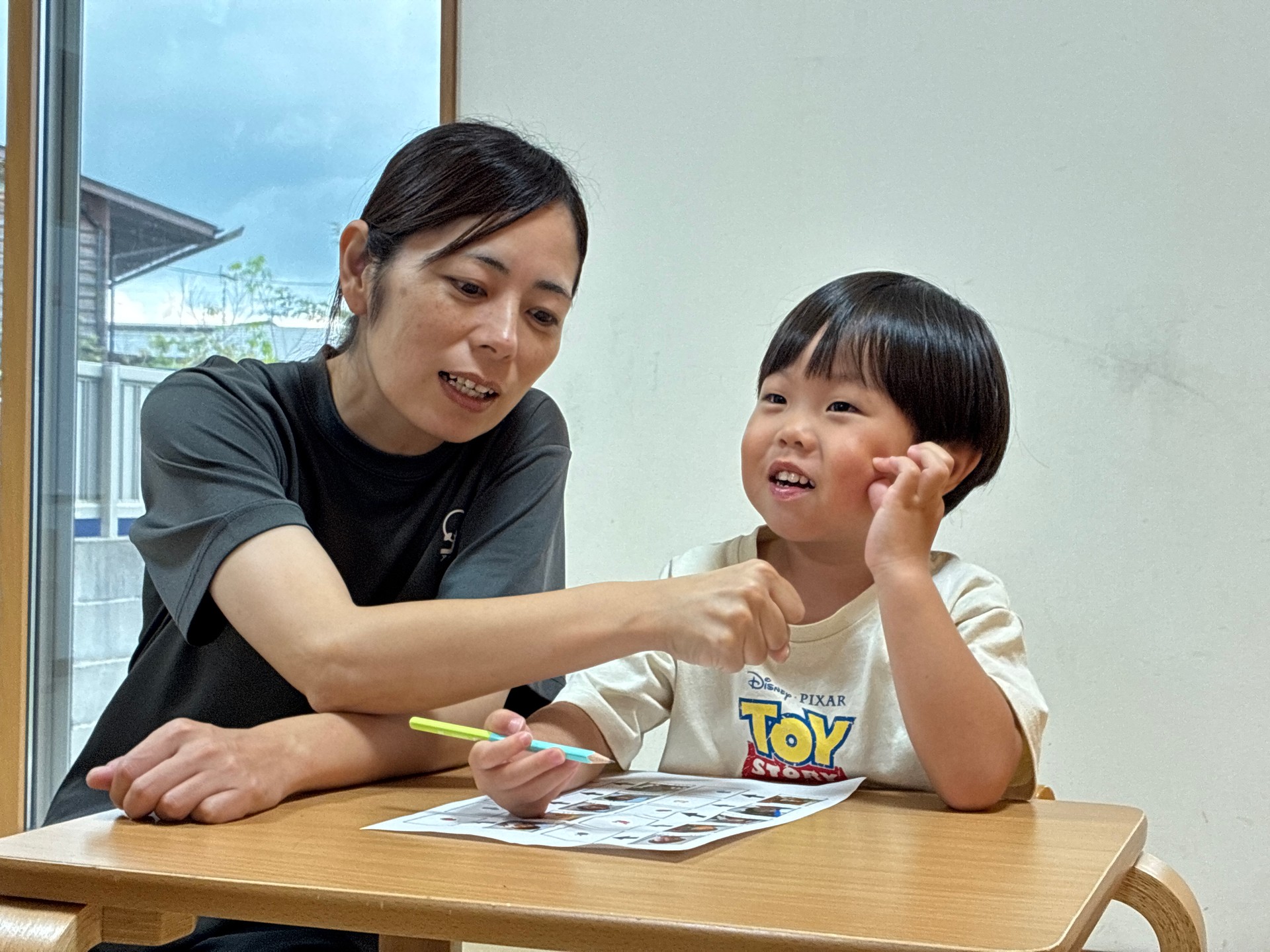 お友達のマークのマッチング遊びの様子