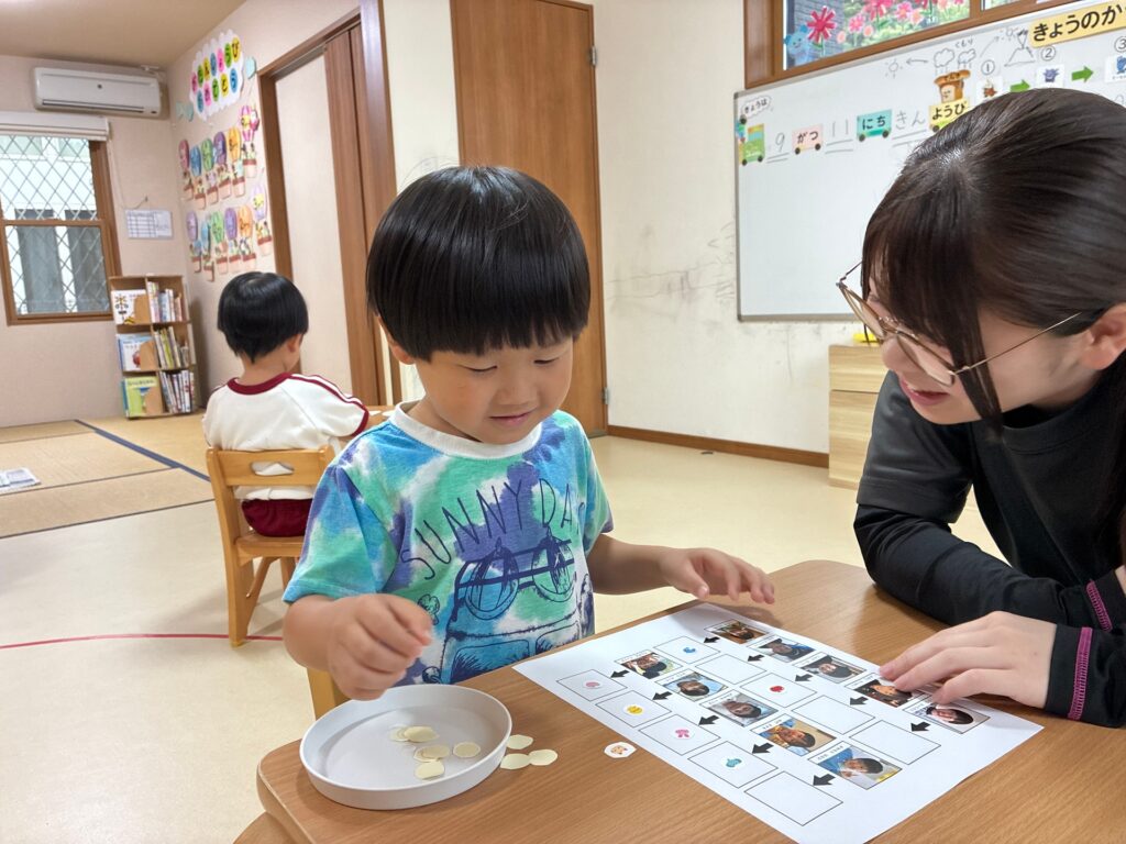 お友達のマークのマッチング遊びの様子