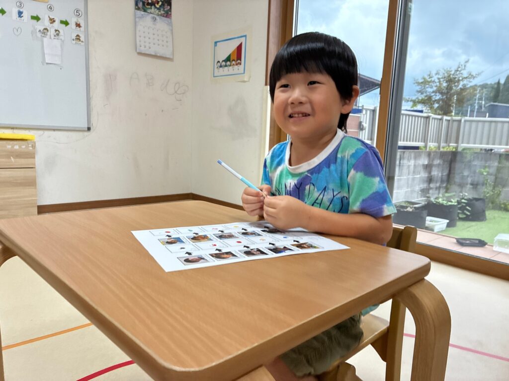 お友達のマークのマッチング遊びの様子