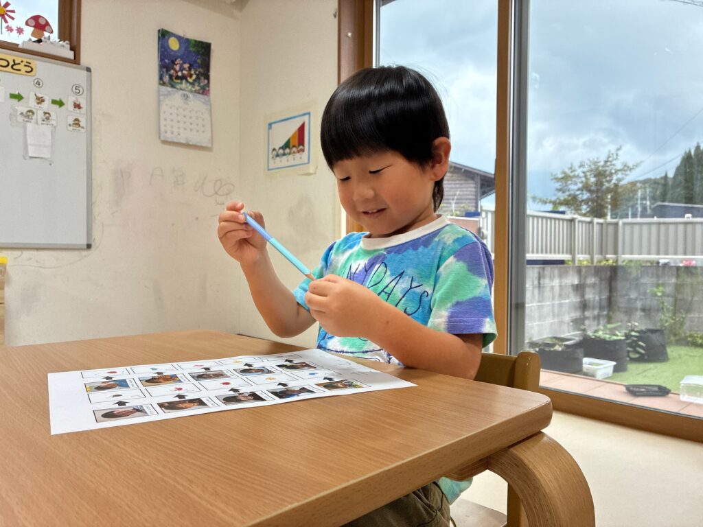お友達のマークのマッチング遊びの様子