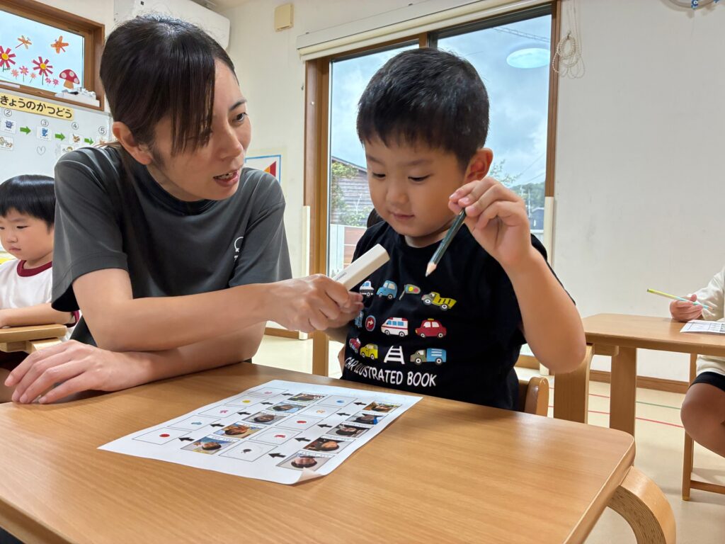 お友達のマークのマッチング遊びの様子
