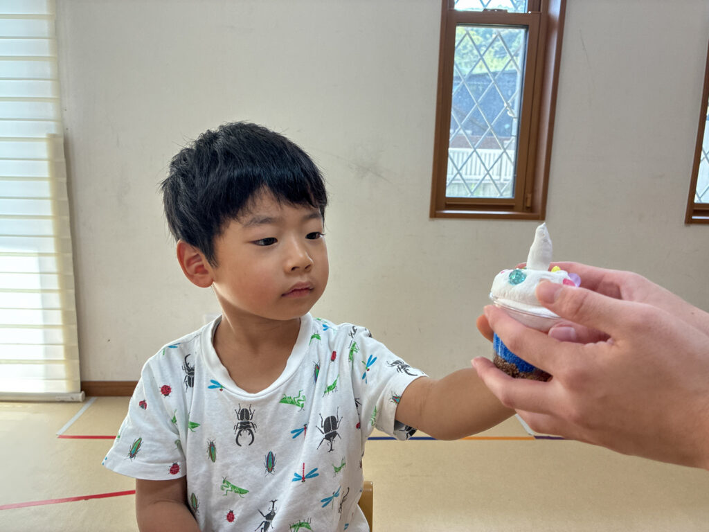 つぶつぶ粘土でアイスクリーム・パフェ作りの様子
