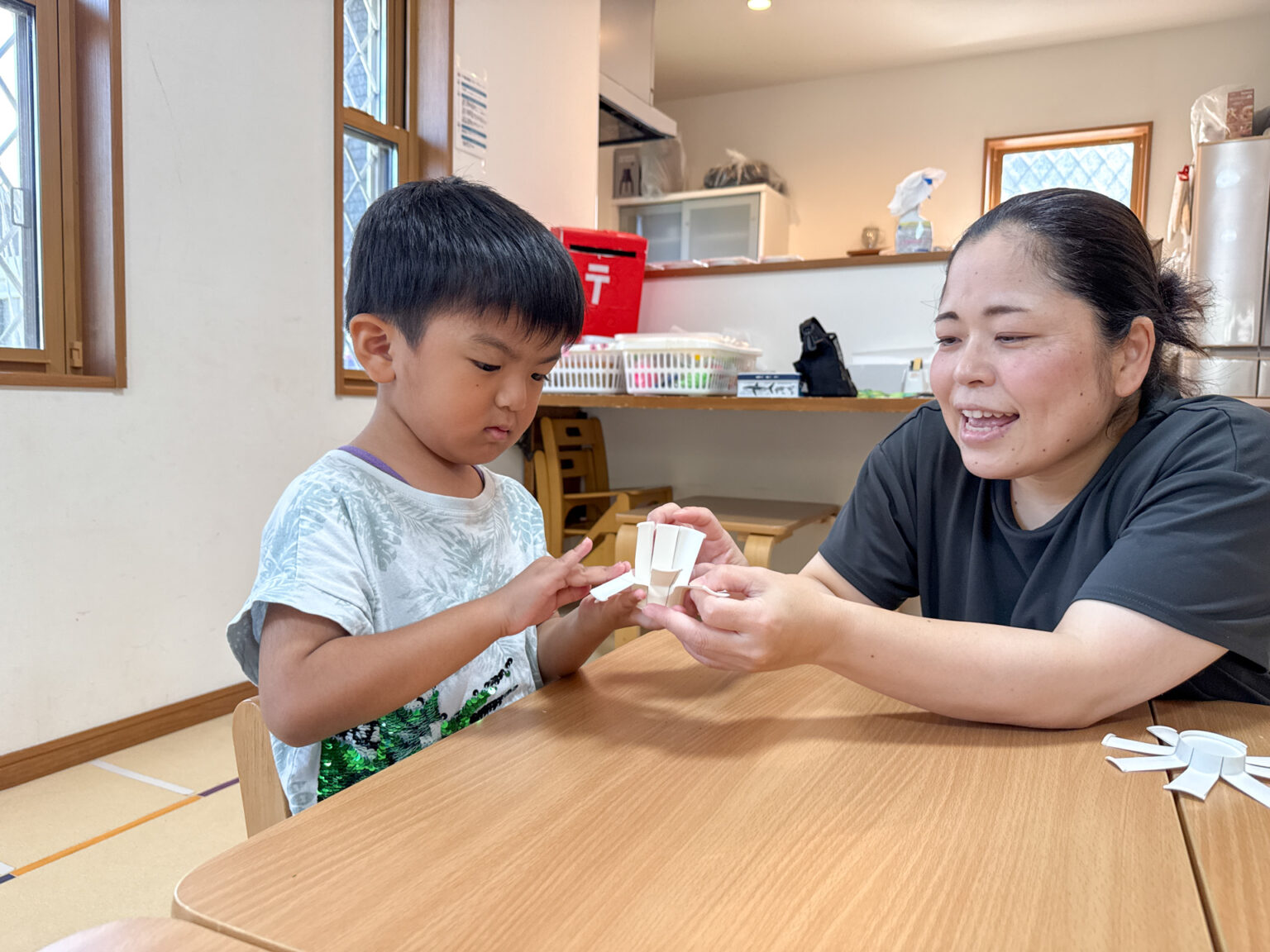 紙コップのキラキラコマ作りの様子 ①
