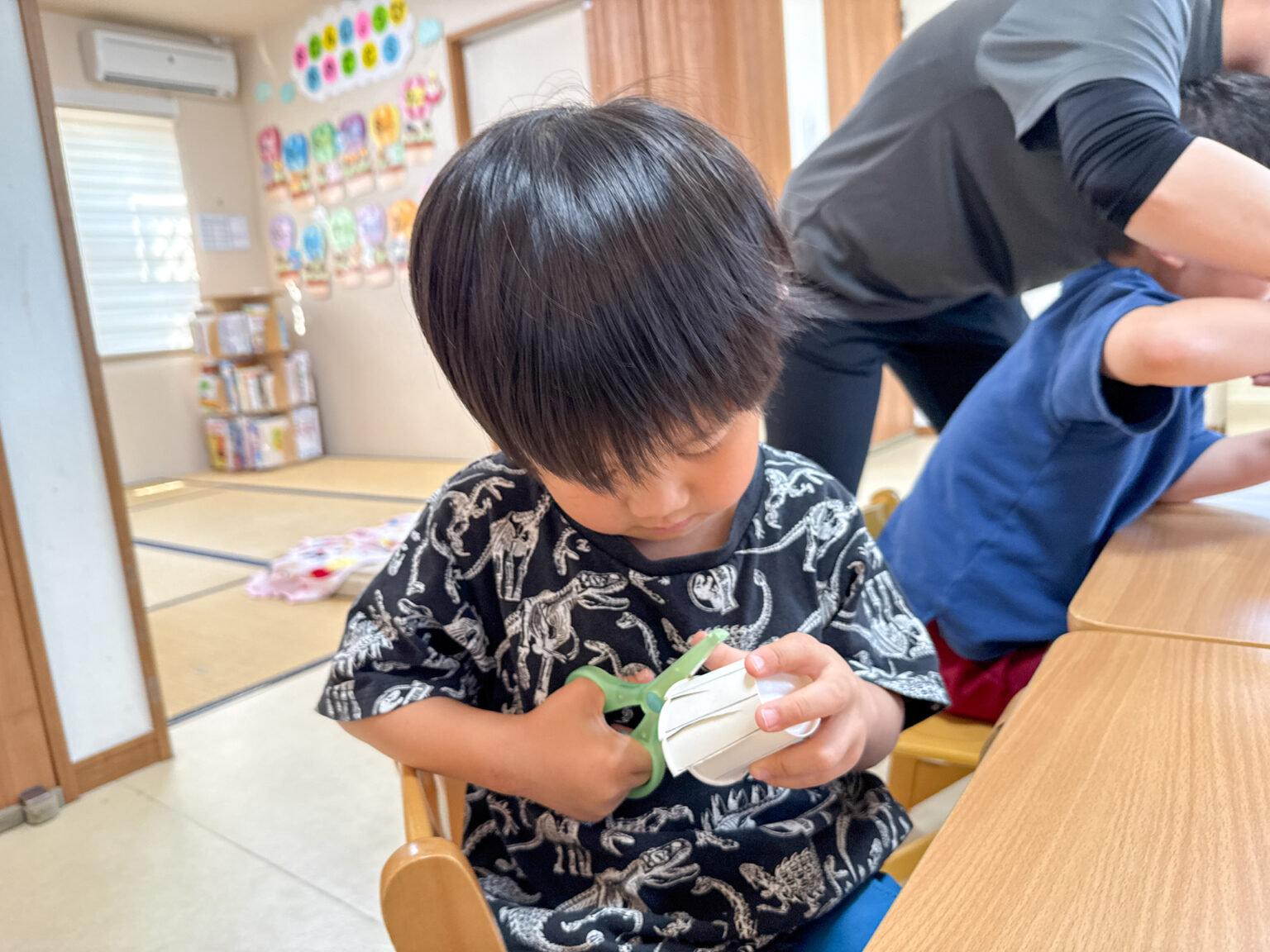 紙コップのキラキラコマ作りの様子 ②