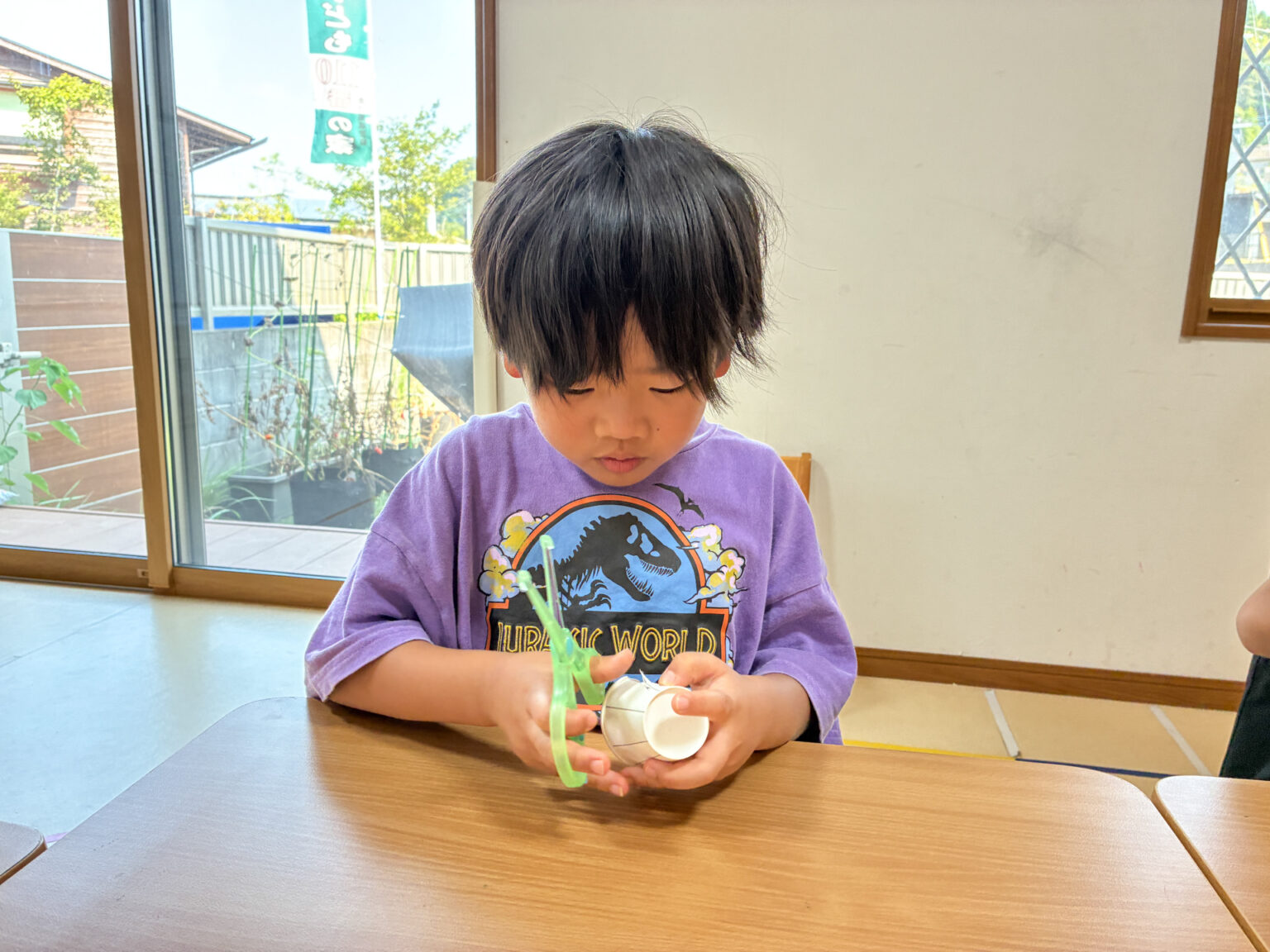 紙コップのキラキラコマ作りの様子 ③
