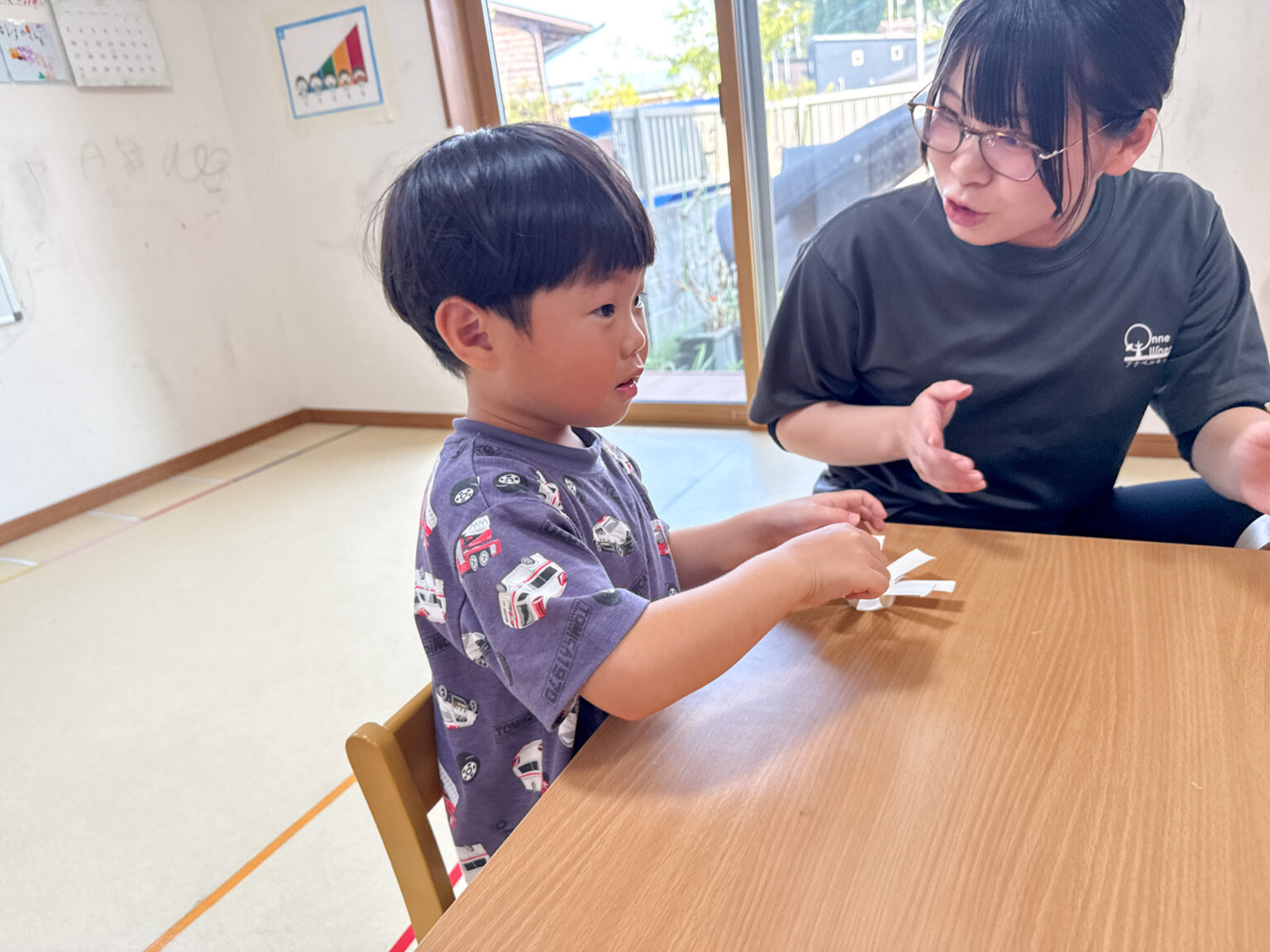 紙コップのキラキラコマ作りの様子 ④
