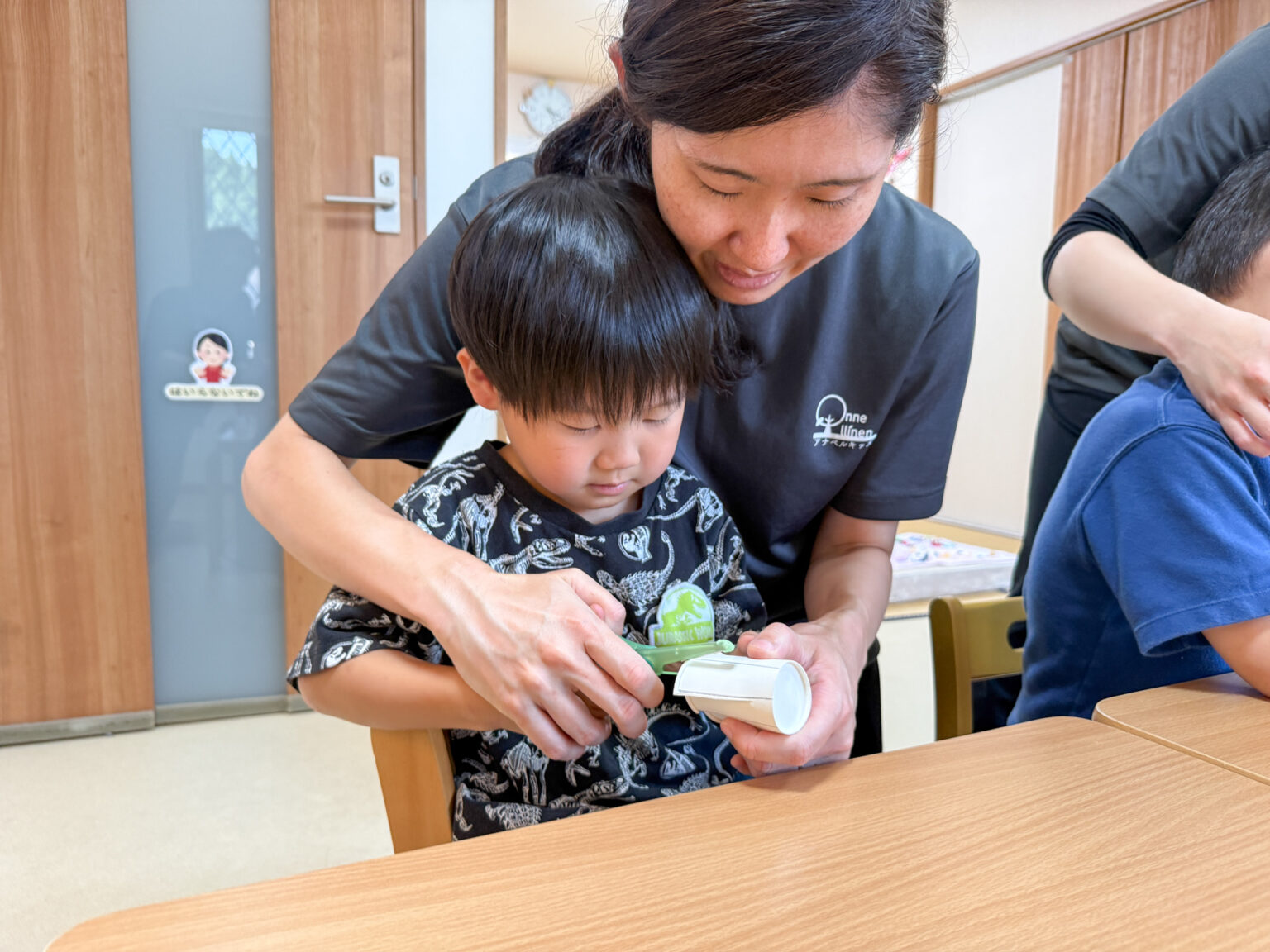 紙コップのキラキラコマ作りの様子 ⑤