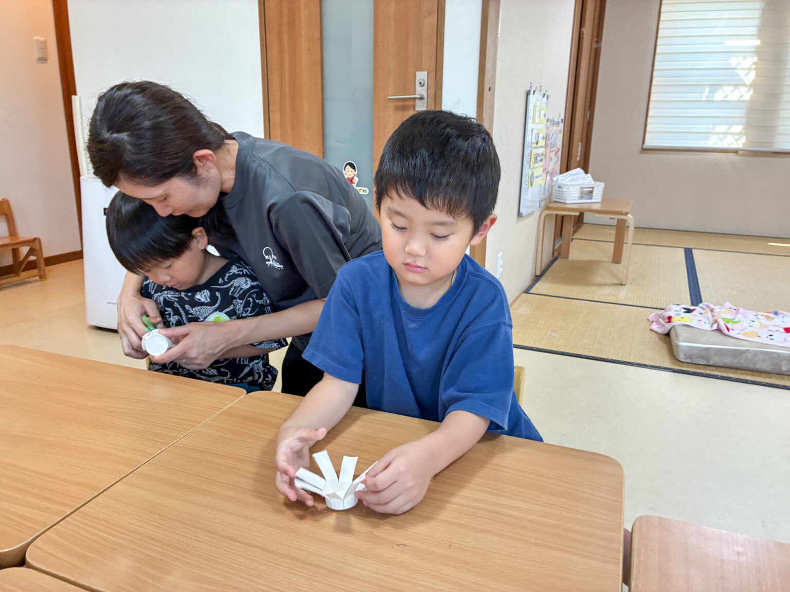 紙コップのキラキラコマ作りの様子 ⑥