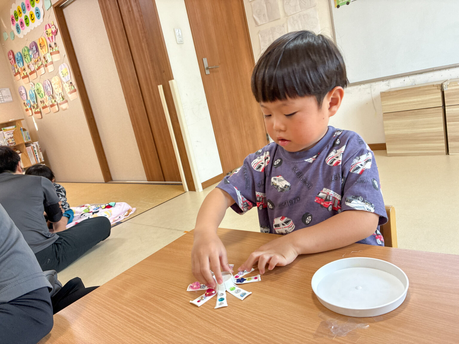 紙コップのキラキラコマ作りの様子 ⑦