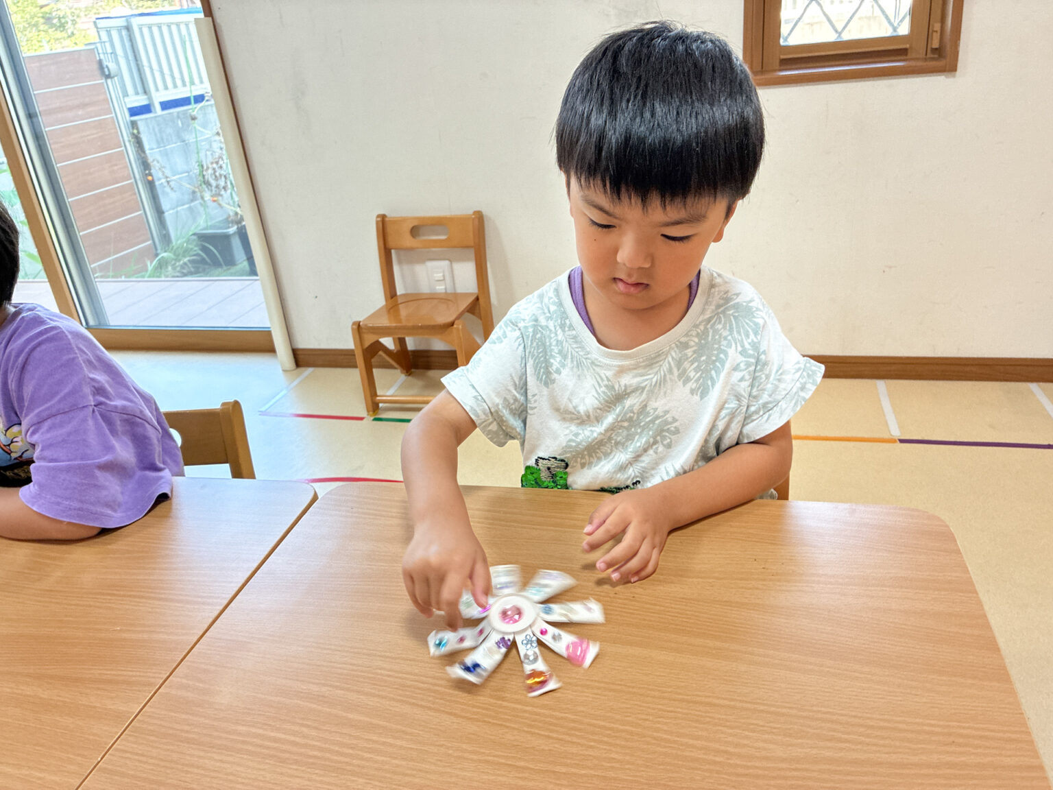 紙コップのキラキラコマ作りの様子 ⑧