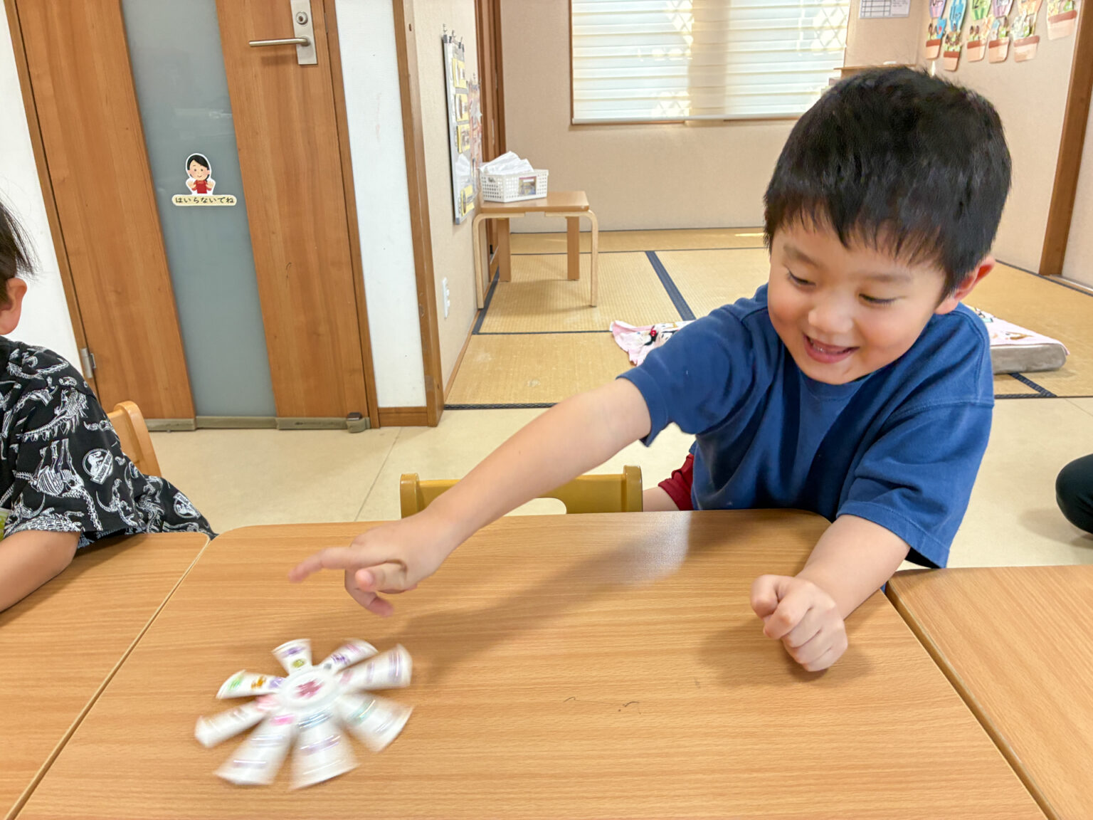 紙コップのキラキラコマ作りの様子 ⑨