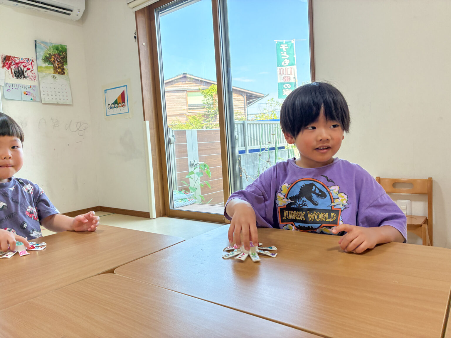 紙コップのキラキラコマ作りの様子 ⑩
