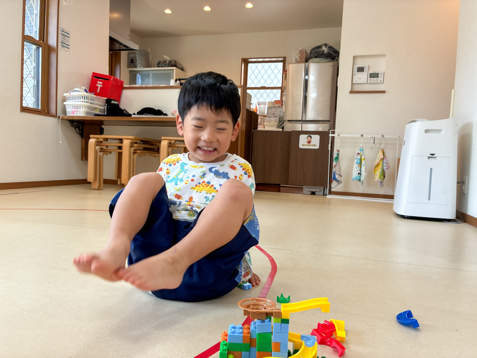 紙コップのコマ作りの様子 ①