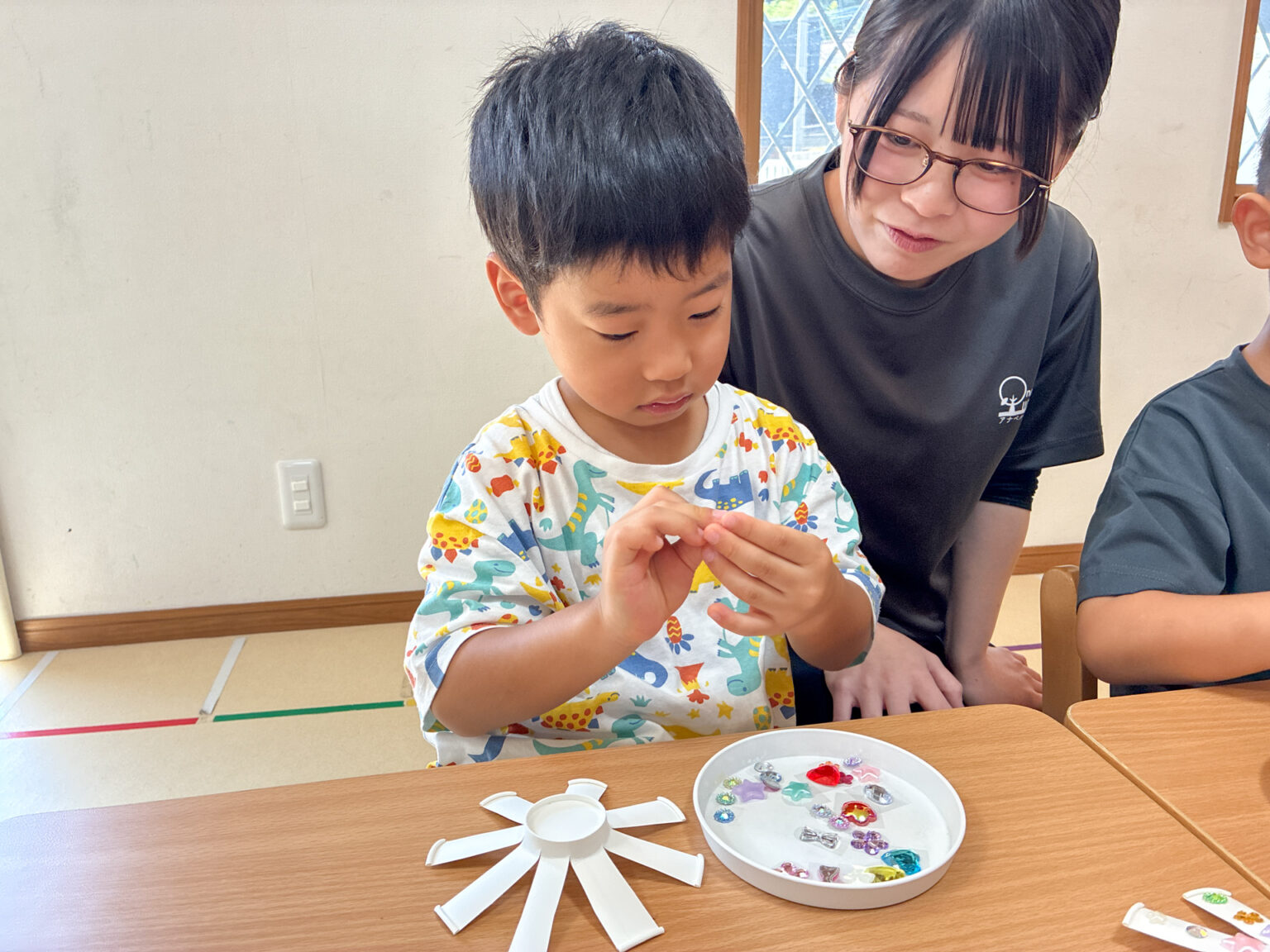 紙コップのコマ作りの様子 ③
