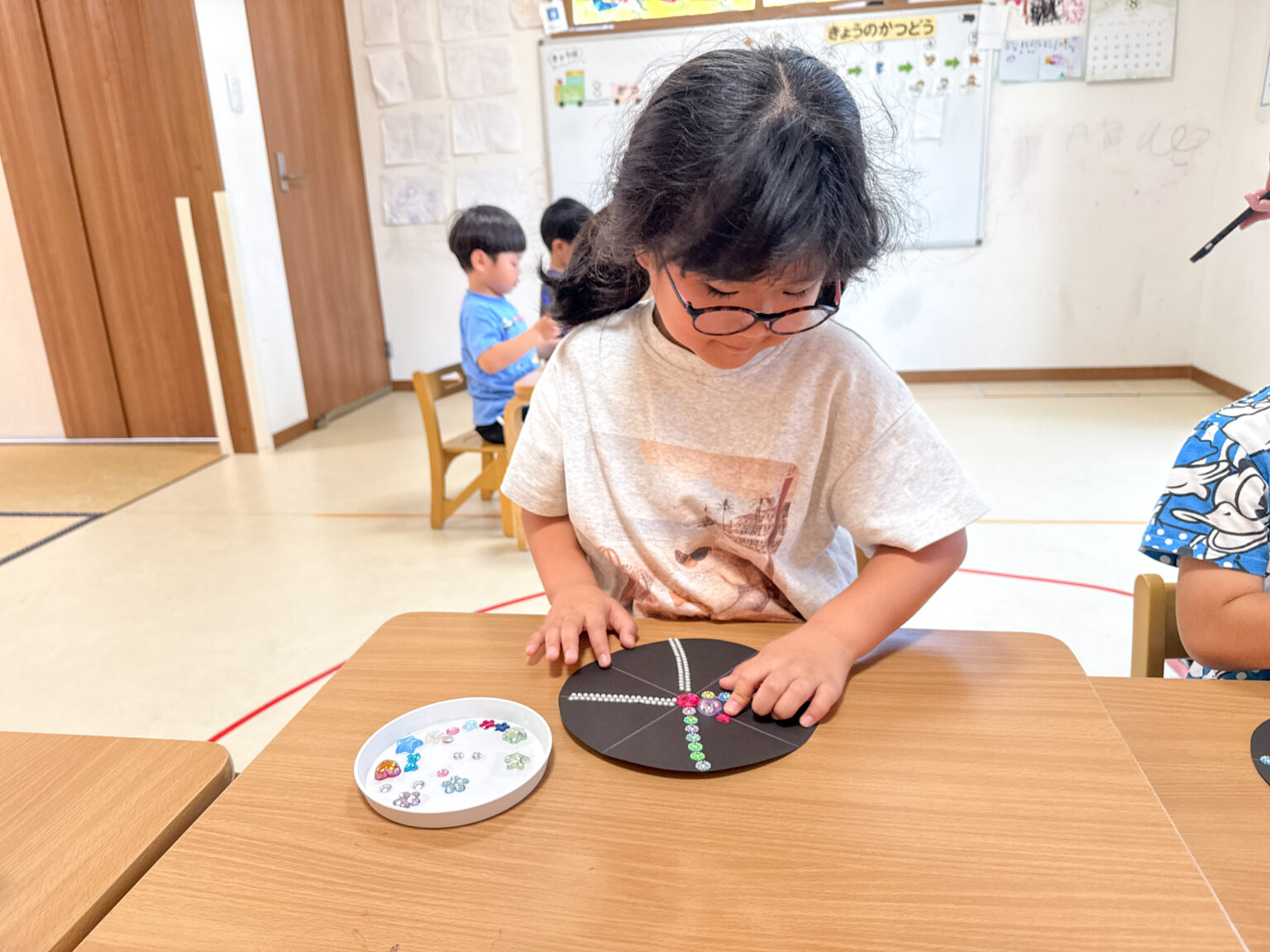 花火製作・夏祭りの飾り作りの様子 ④