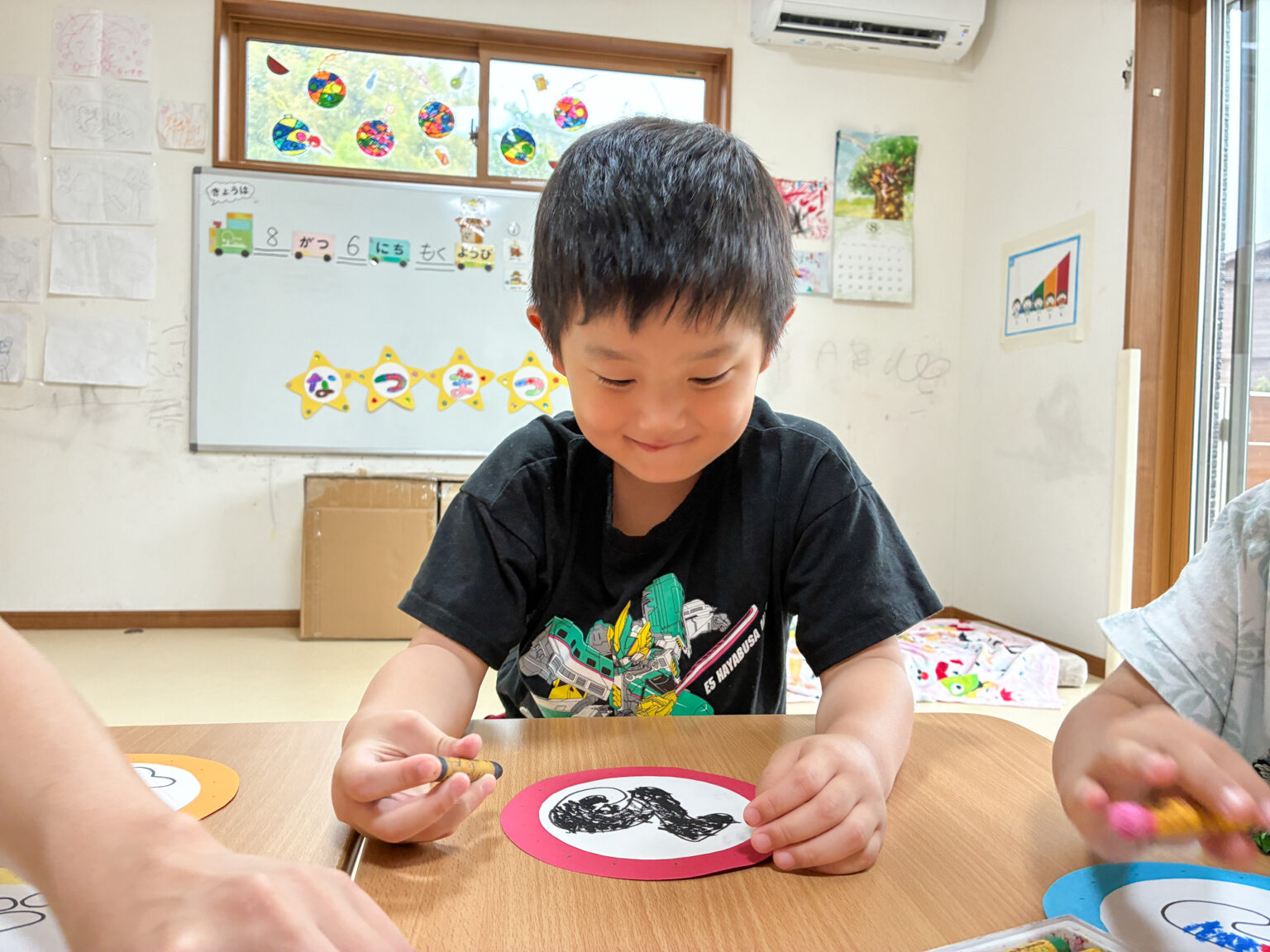 夏祭りの飾り作り・言語訓練の様子 ①