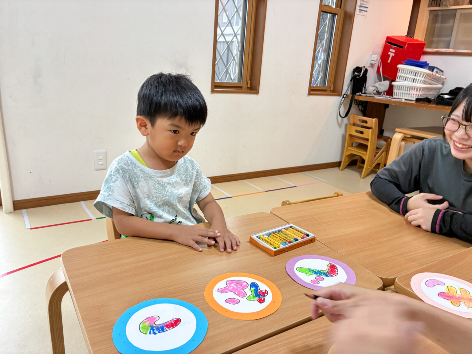夏祭りの飾り作り・言語訓練の様子 ②