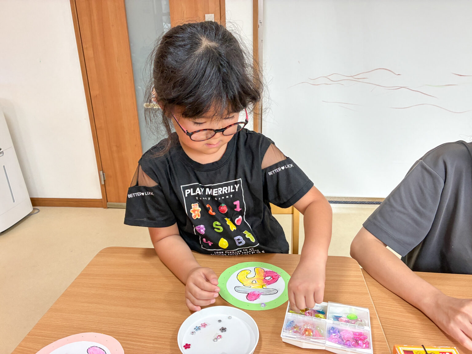 夏祭りの飾り作り・言語訓練の様子 ③