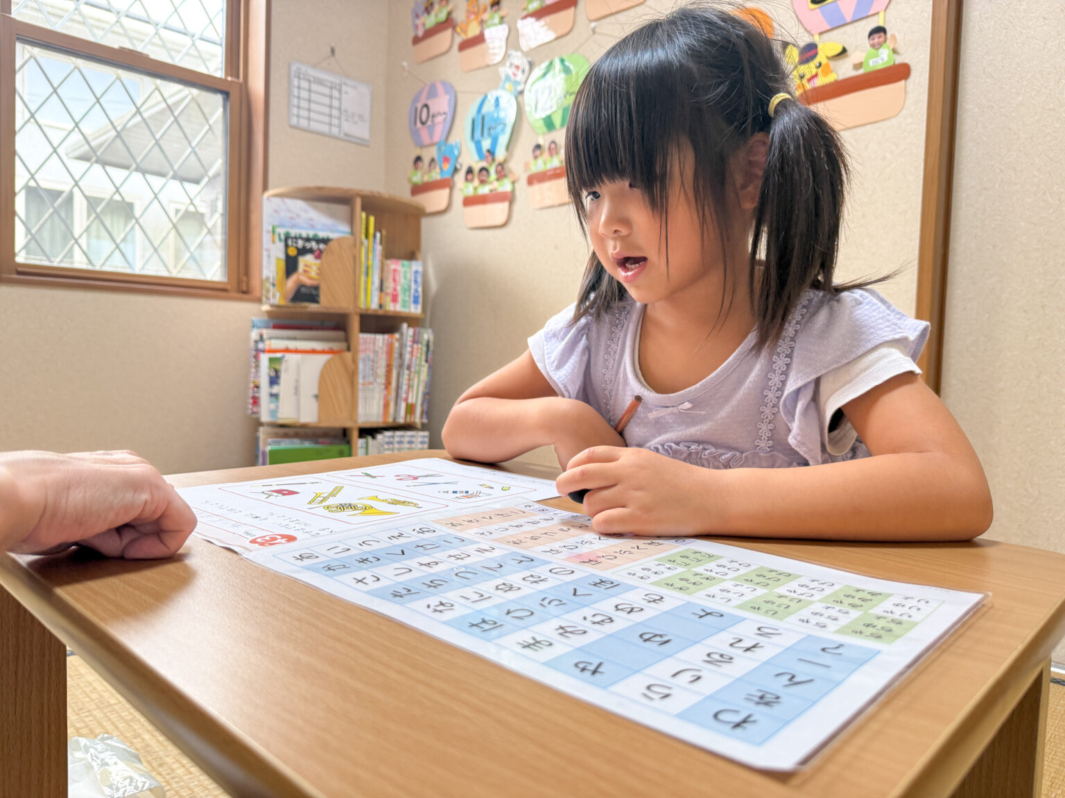 夏祭りの飾り作り・言語訓練の様子 ④