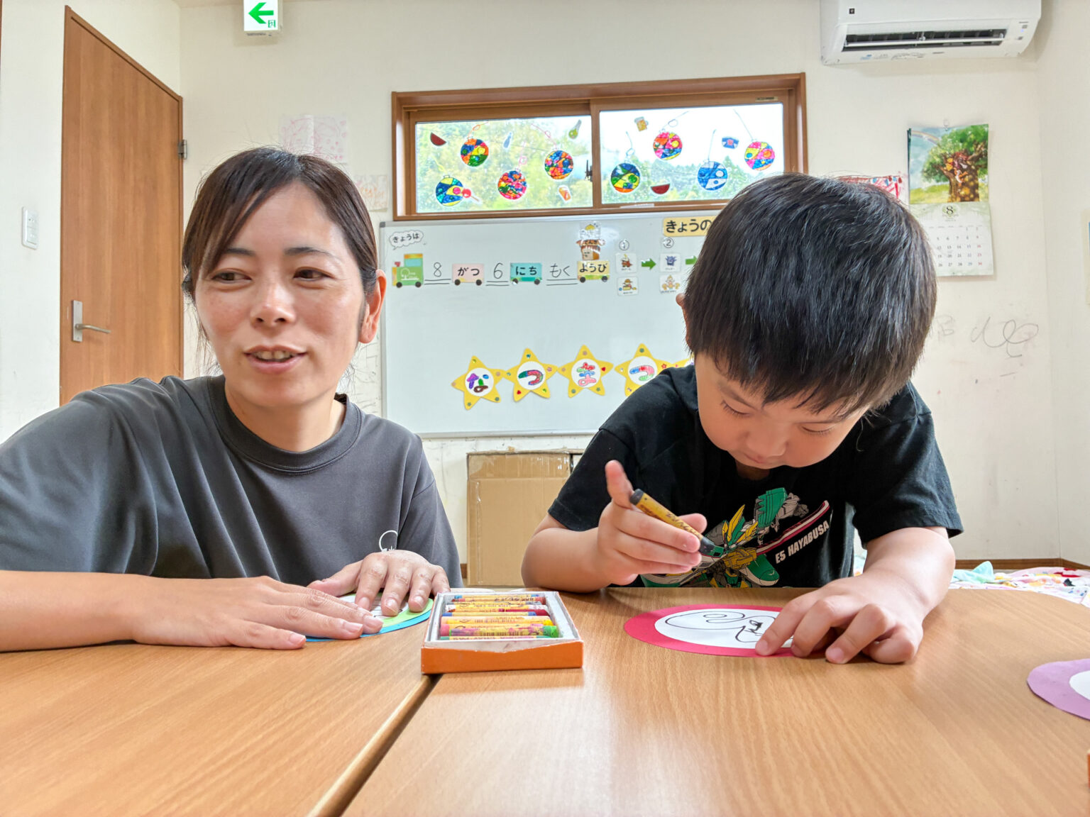 夏祭りの飾り作り・言語訓練の様子 ⑤