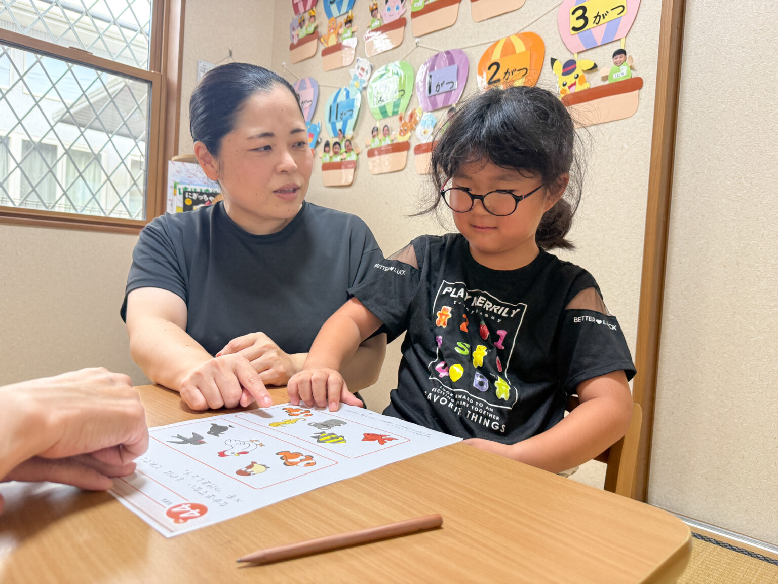 夏祭りの飾り作り・言語訓練の様子 ⑥